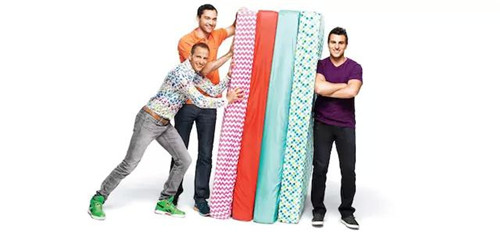 Airbnb 公司的三位創(chuàng)始人，以及他們最早的 Airbed