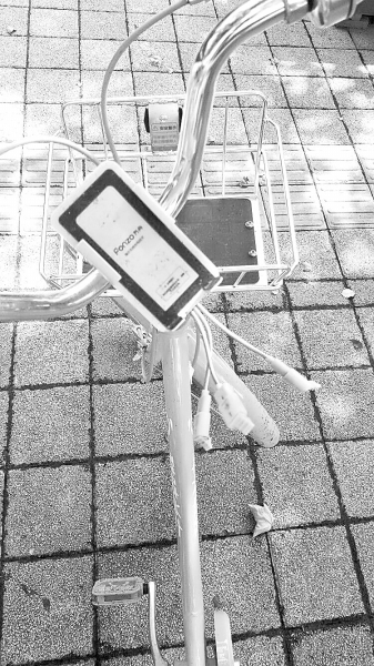 車把中間有手機(jī)充電支架，下方連接著3根充電線。