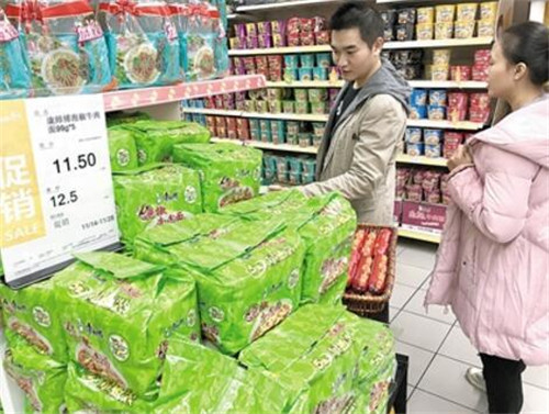 市民在超市內(nèi)購買方便面。