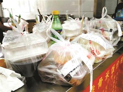 一餐館的“飯口”時段，等待“出發(fā)”的外賣擺滿案臺