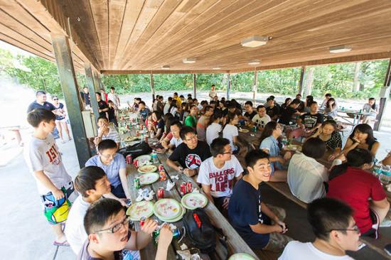 2013年，艾奧瓦州立大學(xué)中國(guó)學(xué)生組織為歡迎新生舉辦燒烤聚餐。