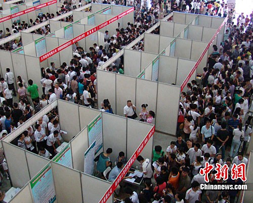圖為招聘會(huì)現(xiàn)場(chǎng)人山人海的求職者。中新社發(fā) 付美斌 攝