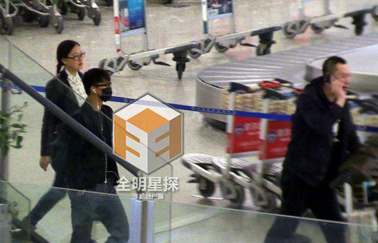 韓庚現(xiàn)身機場。