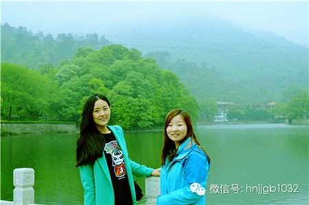 奧斯卡汽車影城的美女和這個風(fēng)景融入的真好啊，有木有？！