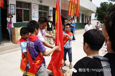 在莊嚴(yán)肅穆的國歌聲中，五星紅旗冉冉升起。學(xué)校的全體師生、愛心車隊(duì)的全體成員，共同經(jīng)歷了一次特殊的升旗