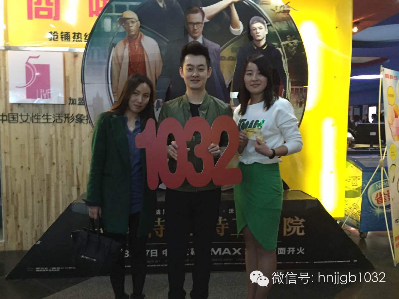 傳說中的Johnny終于現(xiàn)身啦！還是美女魅力大哦。帥哥美女好養(yǎng)眼，小編忍不住要多看幾眼呢。