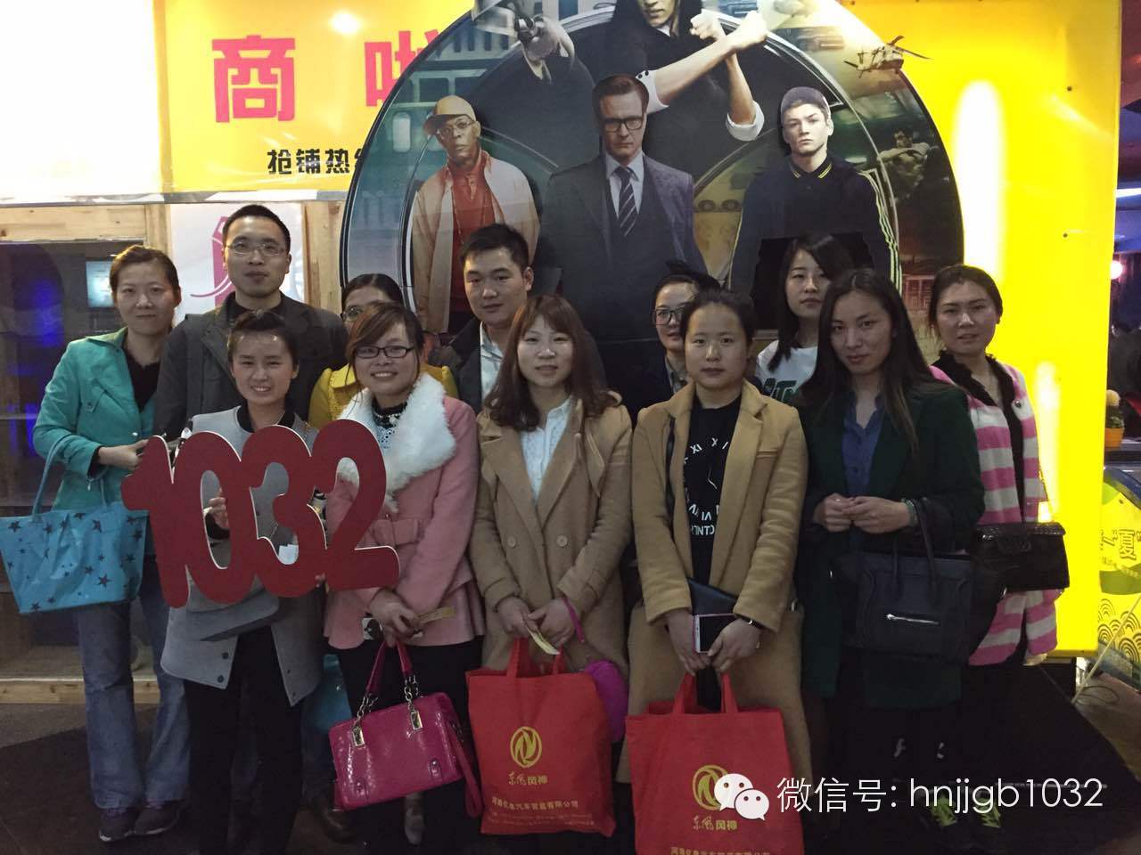 來個合影，1032的聽眾棒棒噠，個個都準(zhǔn)時到達(dá)了集合地點。Johnny表示很欣慰??！