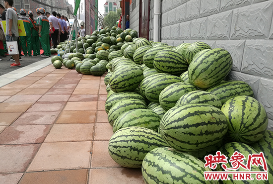 經(jīng)濟廣播工作人員和愛心企業(yè)給正在忙碌的環(huán)衛(wèi)工人、交警等送去一萬六千多斤西瓜和近百提礦泉水。
