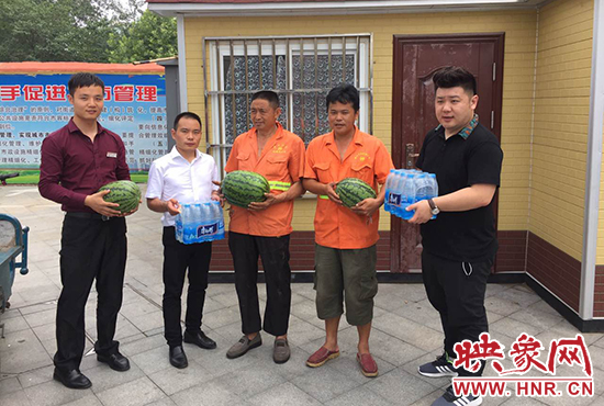經(jīng)濟廣播工作人員和愛心企業(yè)給正在忙碌的環(huán)衛(wèi)工人、交警和協(xié)警等送去了一萬六千多斤西瓜和近百提礦泉水。