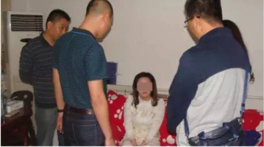 警方抓捕嫌疑人龐某衛(wèi)現(xiàn)場。警方供圖