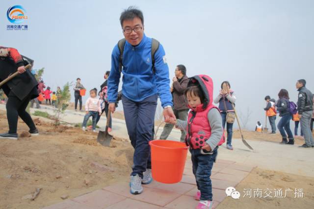 爸比爸比，你會種小樹嗎？我來教你吧~