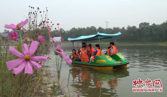 在水云間乘船游園，愜意無(wú)限