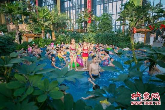 又開始過夏天的孩子們，在溫潤的泉水里放任天性。
