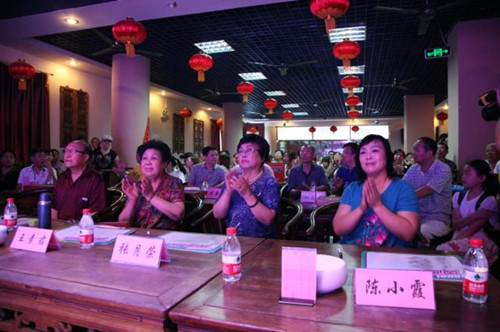 我省著名豫劇表演藝術(shù)家素君（左2）、常香玉弟子、國家一級演員張月榮（右2）
