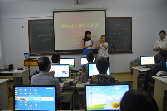 擁有18萬粉絲的網(wǎng)絡(luò)紅人、78歲的QQ奶奶張秀麗也來到網(wǎng)絡(luò)課堂