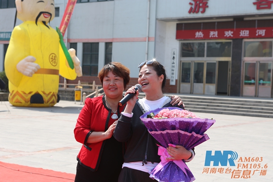 長(zhǎng)壽山景區(qū)董事長(zhǎng)、總經(jīng)理孫春花與主持人周迪