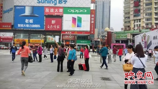他們從四面八方匯集到二七塔下，由行走路人一下變成了一支舞蹈隊，跳起了節(jié)奏歡快、時尚動感的舞蹈。