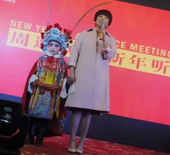 盛裝亮相的小戲迷，周迪的節(jié)目影響了一代又一代人