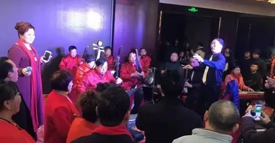 現(xiàn)場(chǎng)的樂隊(duì)老師也是咱的戲迷朋友，為了周迪的見面會(huì)今天累也開心