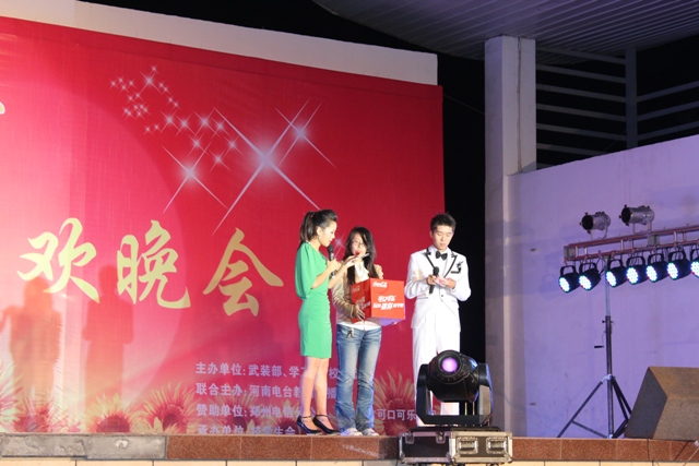 教育廣播女主播葉子現(xiàn)身晚會(huì)，全場(chǎng)沸騰