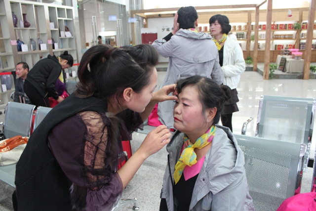 活動開始前，教育廣播女主播幫參與活動演出的老人化妝