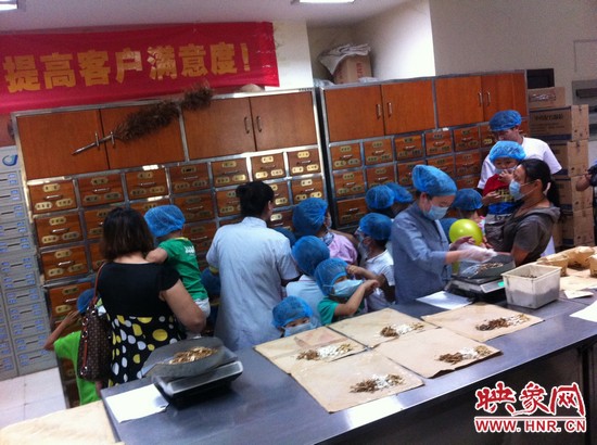 　　接下來，要進(jìn)入到有中醫(yī)“博物館”之稱的中藥房去探秘啦！藥房那些小抽屜里面裝的是什么？孩子們很好奇