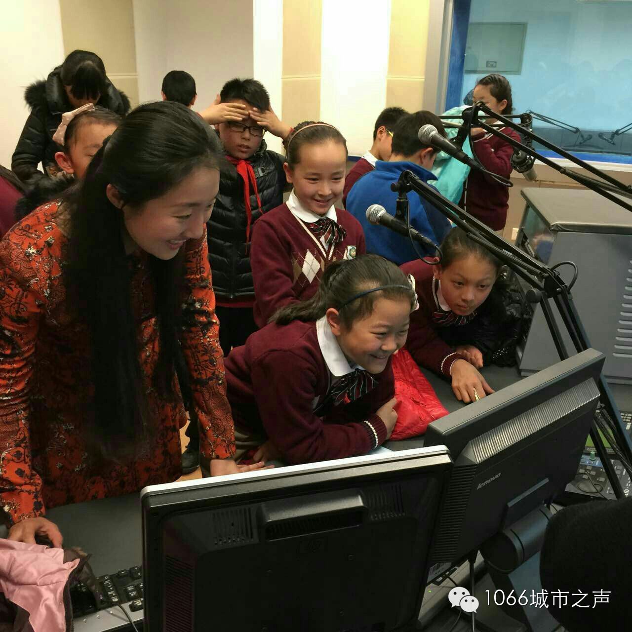 “好激動(dòng)，好激動(dòng)”！天天上學(xué)、放學(xué)都從廣播大廈經(jīng)過(guò)，今天終于進(jìn)來(lái)了！