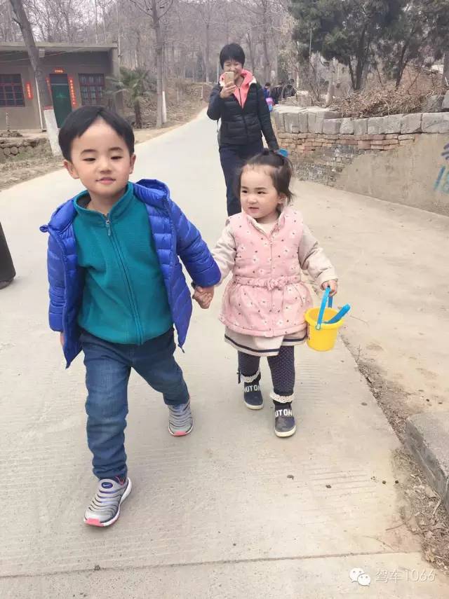 哥哥帶著妹妹跑著去植樹(shù)！