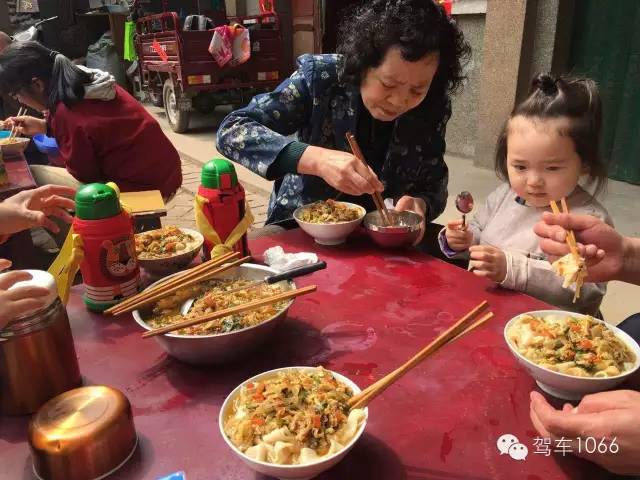 據(jù)說(shuō)手搟面和柴雞蛋更配哦！