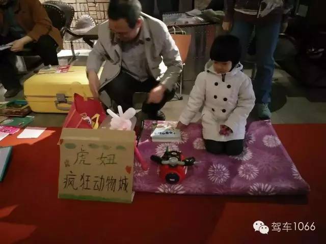 這位小老板的攤位擺的有模有樣的，不過旁邊這位酷爸怎么這么眼熟？