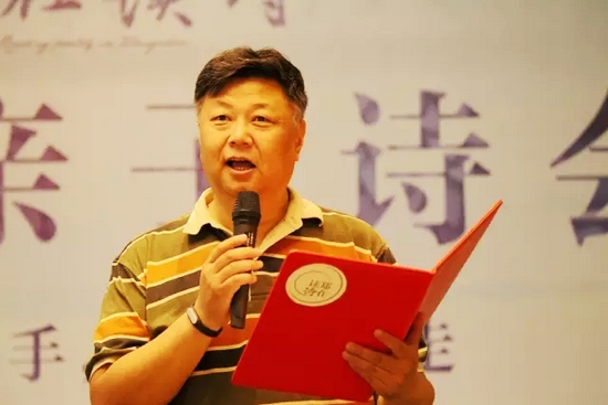 第一個節(jié)目便是重磅，大象融媒·欣欣象融網(wǎng)絡(luò)科技公司董事長魏峰帶來沈浩波的作品《在夏天時想起秋天》