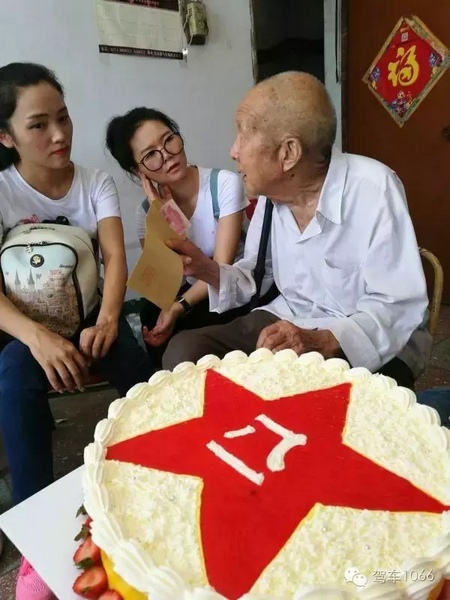 二姐們認真聽老兵講抗戰(zhàn)的故事，老人年事已高，記憶都是轟炸！轟炸！轟炸！
