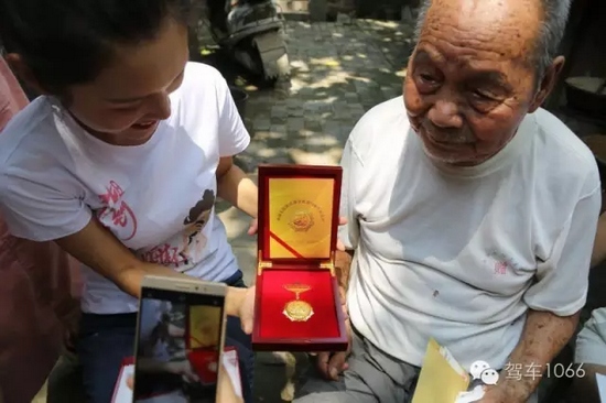 老兵聽不到我們在說什么，今年98了。