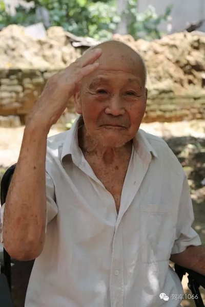 老兵身子骨不行了，九十多歲了……也許軍禮不那么標準了，但是這一幕還是感動到了我們……