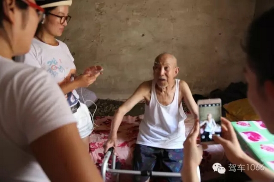 老兵老兵，你的勛章呢，國家給你的那個？