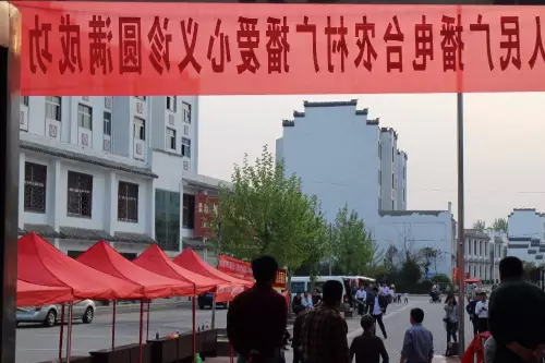 在大家的齊心努力下，終于在天黑前將第二天義診活動場地搭建好了。