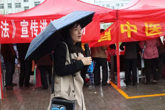 《健康河南》主播柳青也一直在雨中，不畏寒冷，引導大家排隊掛號，指路，排憂解難……