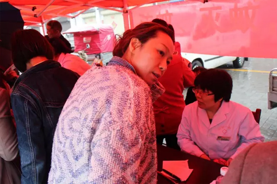 了解到有老人看病不方便，河南電臺1074綠色頻道活動小組欒老師將醫(yī)生請到老人身邊，親自為她診斷。