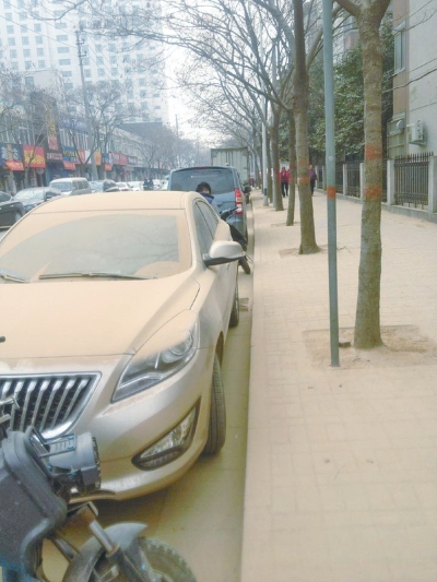 馬路灰頭土臉，停在路邊的車也蒙塵。
