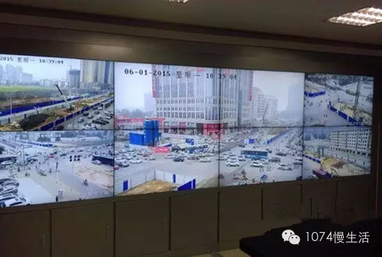 通過監(jiān)控人員操控“電子眼”調(diào)整焦距，可以看到整個工地全景
