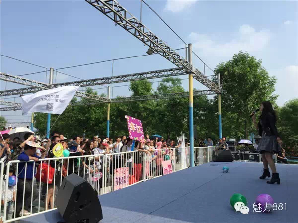 輕輕躍起、優(yōu)美身段，新聞小姐李江