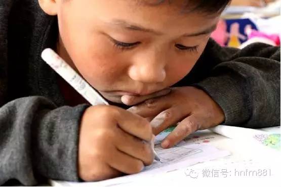 小手黑黑的，像是很少洗