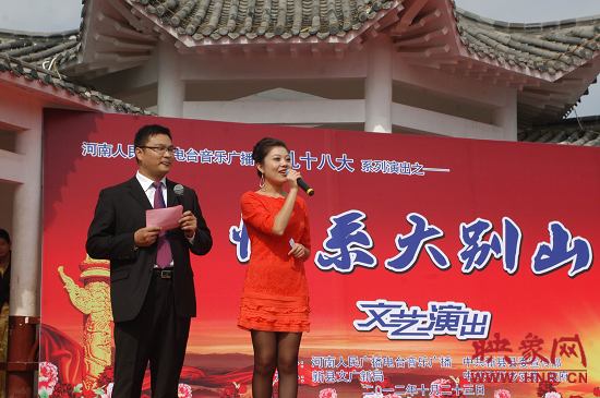 演出現(xiàn)場主持人向老人們表達節(jié)日的問候。 演出現(xiàn)場主持人向老人們表達節(jié)日的問候。