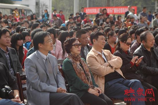 主辦方領導在演出現(xiàn)場 主辦方領導在演出現(xiàn)場
