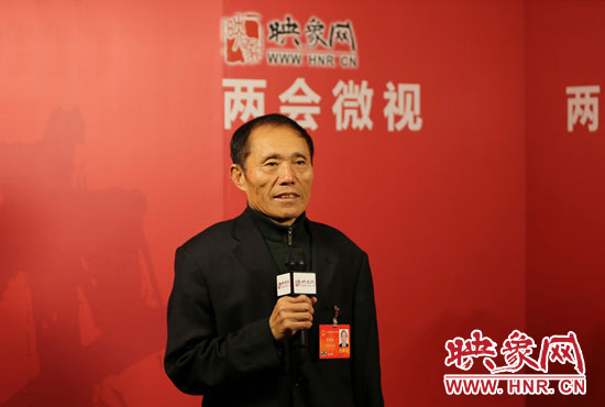 3月4日，全國(guó)人大代表、濮陽(yáng)縣西辛莊村支部書記李連成在映象網(wǎng)全國(guó)兩會(huì)北京演播室做客《兩會(huì)微視》訪談。