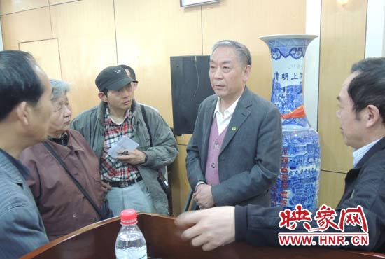講座結(jié)束后，聽眾向戚建莊提問。
