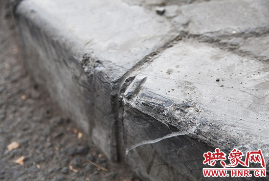 車道邊上的臺(tái)階，滿是電動(dòng)車摔下碰撞的痕跡