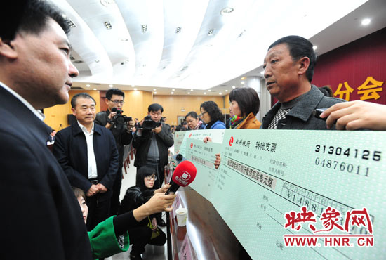 最高人民法院執(zhí)行局局長(zhǎng)劉貴祥、河南省高級(jí)人民法院院長(zhǎng)張立勇親手為申請(qǐng)執(zhí)行人員發(fā)放執(zhí)行款