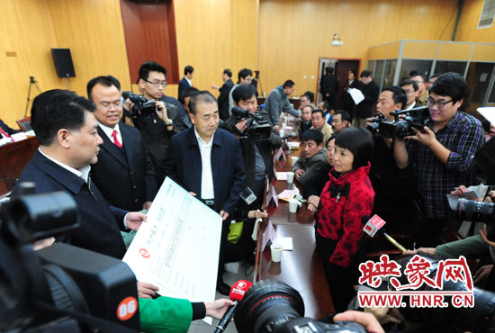 最高人民法院執(zhí)行局局長(zhǎng)劉貴祥、河南省高級(jí)人民法院院長(zhǎng)張立勇親手為申請(qǐng)執(zhí)行人員發(fā)放執(zhí)行款
