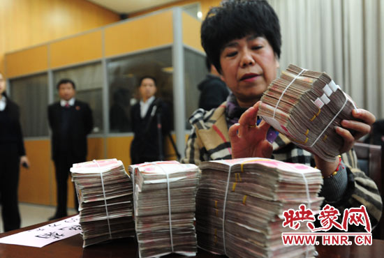 當(dāng)天共發(fā)放執(zhí)行款4110萬(wàn)元。其中，支票4018萬(wàn)元，現(xiàn)金92萬(wàn)元。
